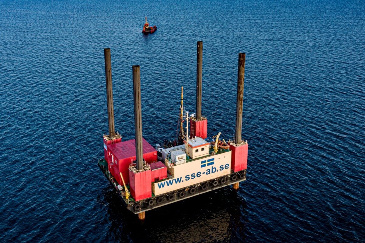 A mobile drilling platform will carry out test drillings in Lillebælt South. A support vessel can be seen in the background.